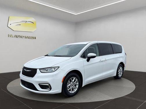 Bright White Clearcoat 2023 Chrysler Pacifica Touring L