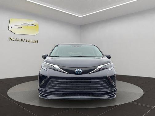 2024 Toyota Sienna LE