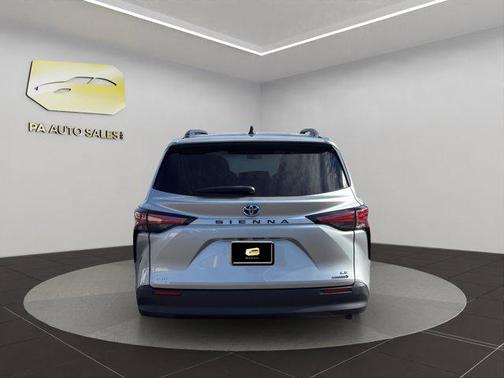 2022 Toyota Sienna LE