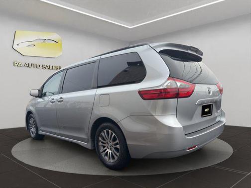 2020 Toyota Sienna XLE