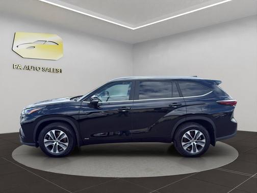 Midnight Black Metallic 2024 Toyota Highlander Hybrid XLE