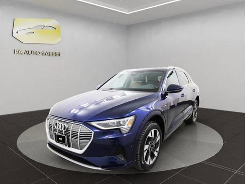 2022 Audi e-tron Premium Plus