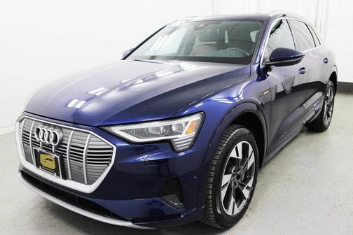 2022 Audi e-tron Premium Plus
