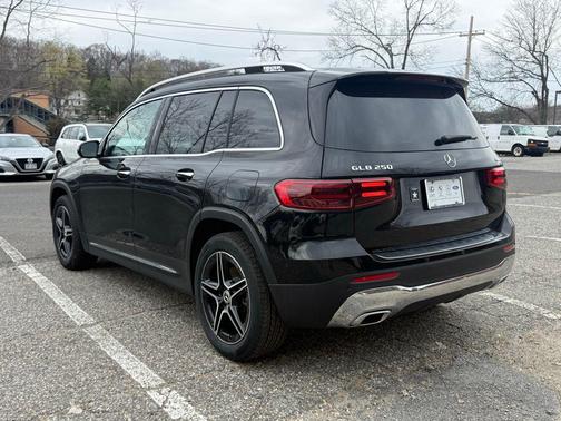 Night Black 2026 Mercedes-Benz GLB 250 4MATIC