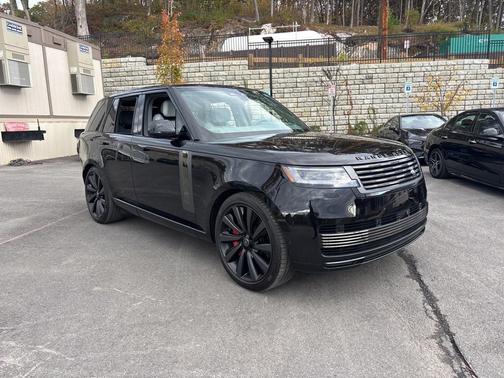 2025 Land Rover Range Rover P615 SV