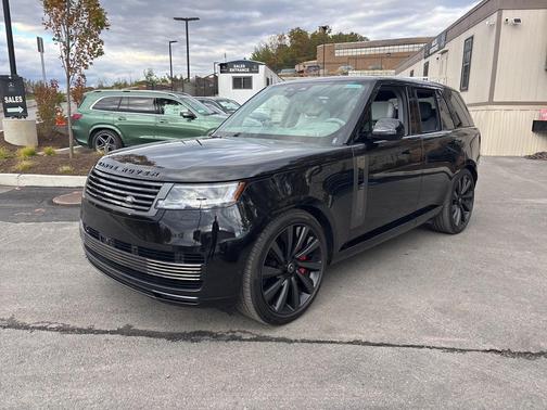 2025 Land Rover Range Rover P615 SV