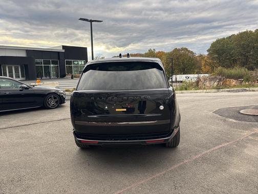 2025 Land Rover Range Rover P615 SV