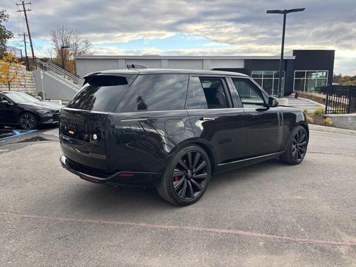 2025 Land Rover Range Rover P615 SV