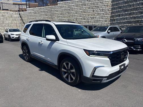Platinum White Pearl 2023 Honda Pilot Touring 8-Passenger