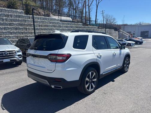 Platinum White Pearl 2023 Honda Pilot Touring 8-Passenger