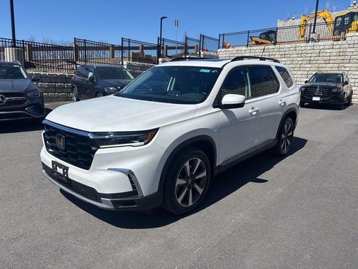 Platinum White Pearl 2023 Honda Pilot Touring 8-Passenger