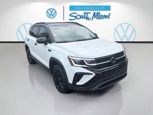 Pure White w/Deep Black Roof 2024 Volkswagen Taos 1.5T SE Black