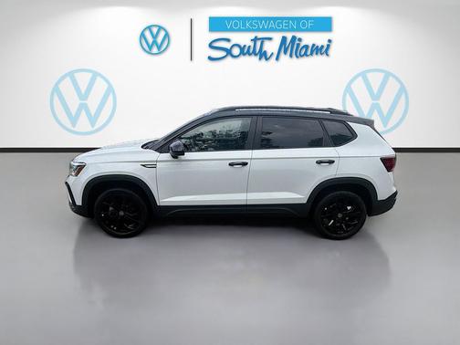 Pure White w/Deep Black Roof 2024 Volkswagen Taos 1.5T SE Black