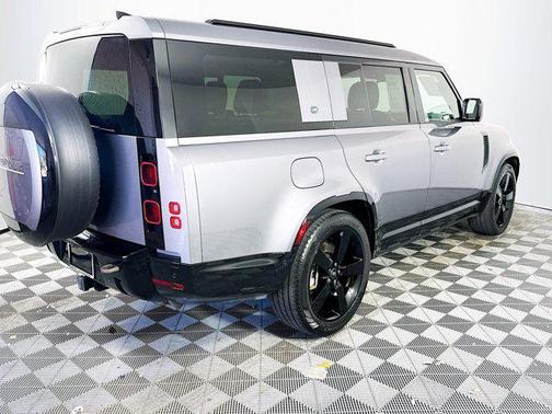 2024 Land Rover Defender 130 P400 X-Dynamic SE