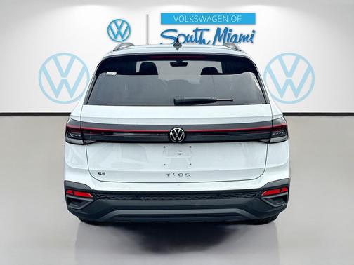 Pure White w/Deep Black Roof 2026 Volkswagen Taos SE Black