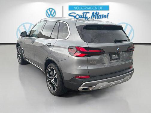 Skyscraper Grey Metallic 2024 BMW X5 sDrive40i