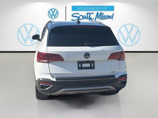 White 2024 Volkswagen Taos 1.5T SE