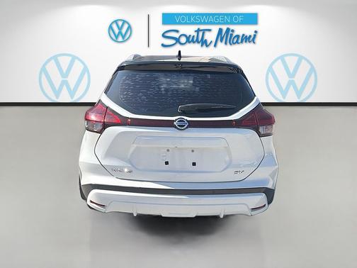 Aspen White/Super Black 2021 Nissan Kicks SV