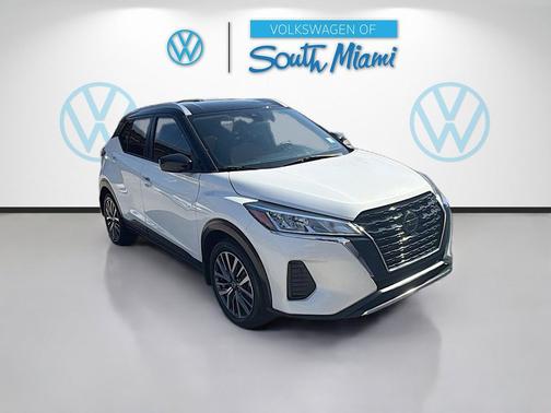 Aspen White/Super Black 2021 Nissan Kicks SV