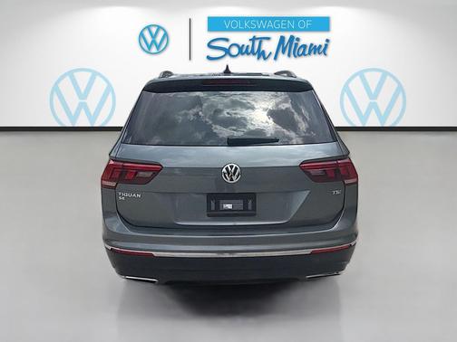 Platinum Gray Metallic 2018 Volkswagen Tiguan 2.0T SE