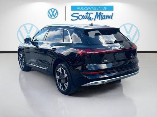 2022 Audi e-tron Premium Plus