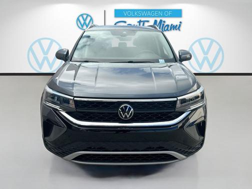 Platinum Gray 2024 Volkswagen Taos 1.5T SE