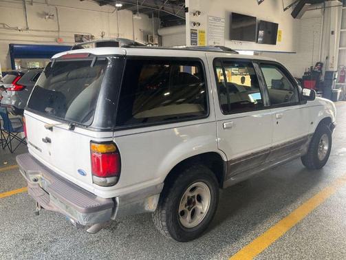 Ivory Pearlescent (CC/Met) 1996 Ford Explorer XLT