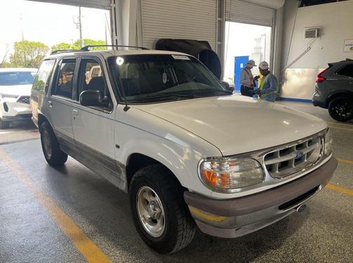Ivory Pearlescent (CC/Met) 1996 Ford Explorer XLT