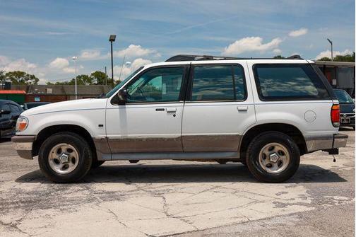 Ivory Pearlescent (CC/Met) 1996 Ford Explorer XLT