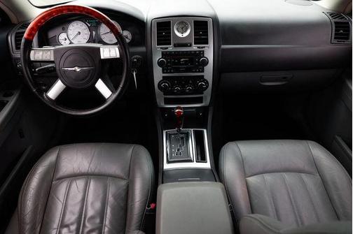 2005 Chrysler 300C Base