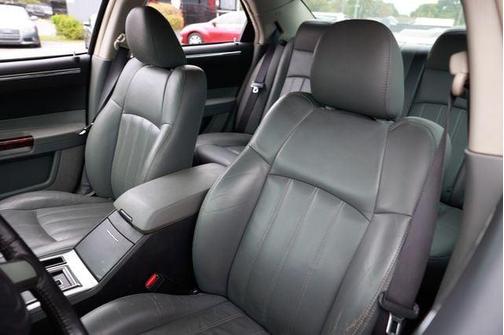 2005 Chrysler 300C Base