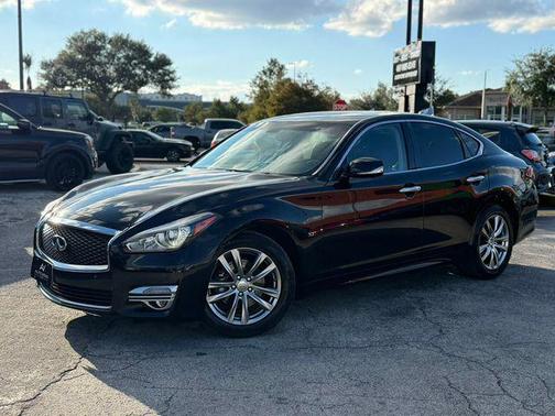 2017 INFINITI Q70 3.7