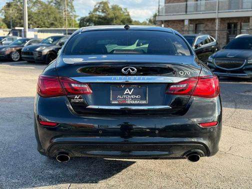 2017 INFINITI Q70 3.7