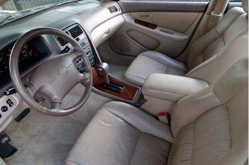 Oyster Pearl 1997 Lexus ES 300 Base