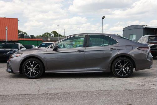 Celestial Silver Metallic/Midnight Black Metallic 2022 Toyota Camry SE