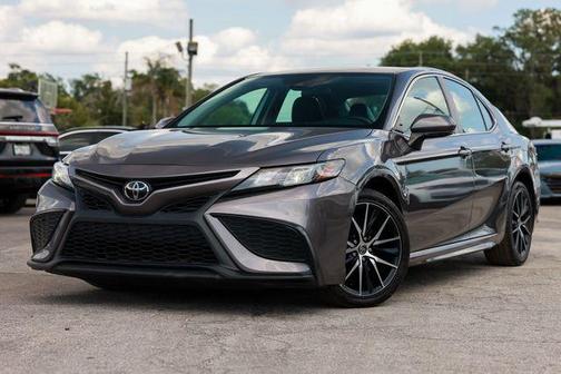 Celestial Silver Metallic/Midnight Black Metallic 2022 Toyota Camry SE