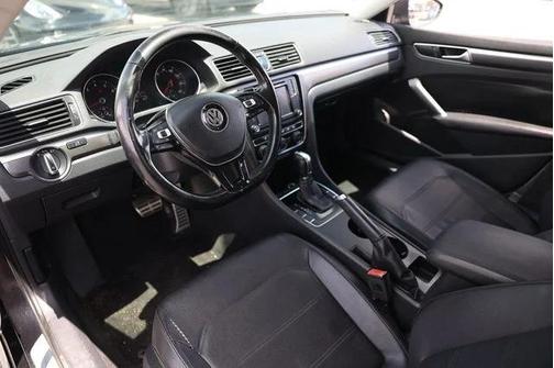 Deep Black Pearl 2017 Volkswagen Passat 1.8T R-Line w/Comfort