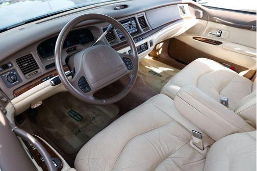 1997 Lincoln Town Car Signature
