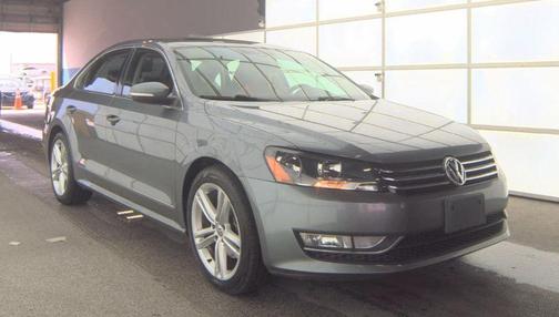 Reflex Silver Metallic 2015 Volkswagen Passat 1.8T Auto SE w/Sunroof & Nav