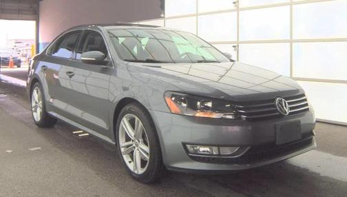 Reflex Silver Metallic 2015 Volkswagen Passat 1.8T Auto SE w/Sunroof & Nav