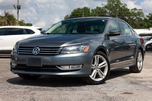 Reflex Silver Metallic 2015 Volkswagen Passat 1.8T Auto SE w/Sunroof & Nav