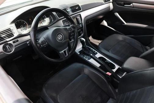 Reflex Silver Metallic 2015 Volkswagen Passat 1.8T Auto SE w/Sunroof & Nav