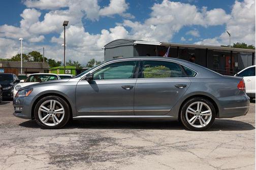 Reflex Silver Metallic 2015 Volkswagen Passat 1.8T Auto SE w/Sunroof & Nav