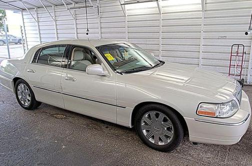 Ceramic White Tri-Coat 2004 Lincoln Town Car Ultimate