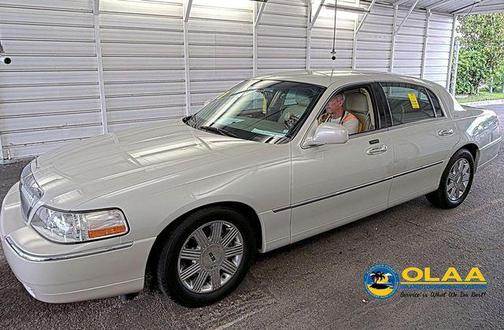 Ceramic White Tri-Coat 2004 Lincoln Town Car Ultimate