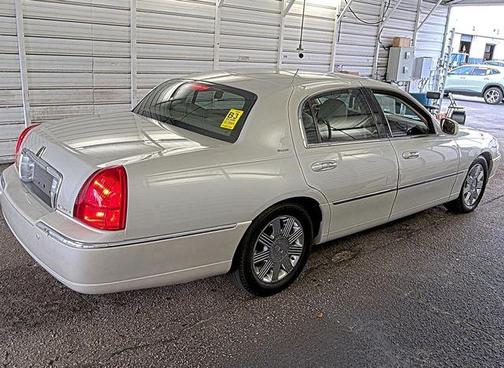 Ceramic White Tri-Coat 2004 Lincoln Town Car Ultimate