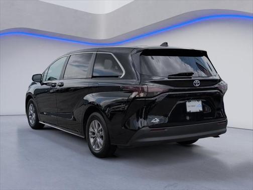 2023 Toyota Sienna LE