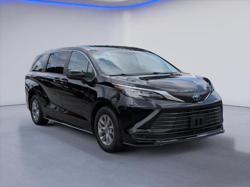 2023 Toyota Sienna LE