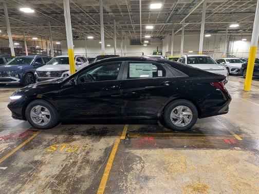 Black 2026 Hyundai ELANTRA SE