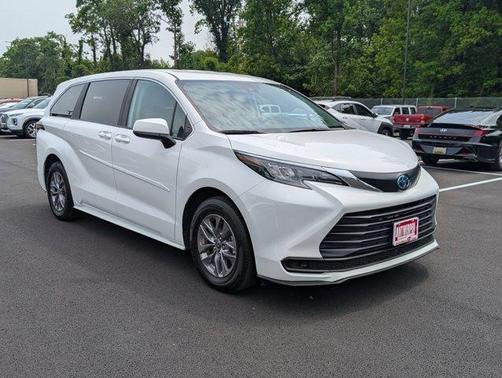 2024 Toyota Sienna LE